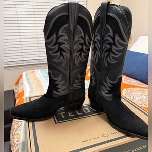 Tecovas Annie in Midnight Deerskin Roughout